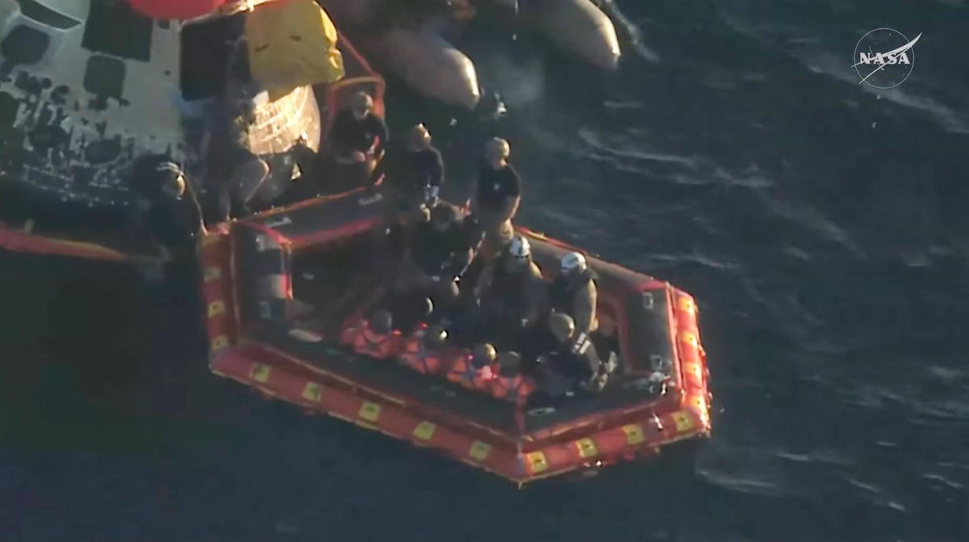 Astronautas abandonan la nave y son trasladados a un barco
