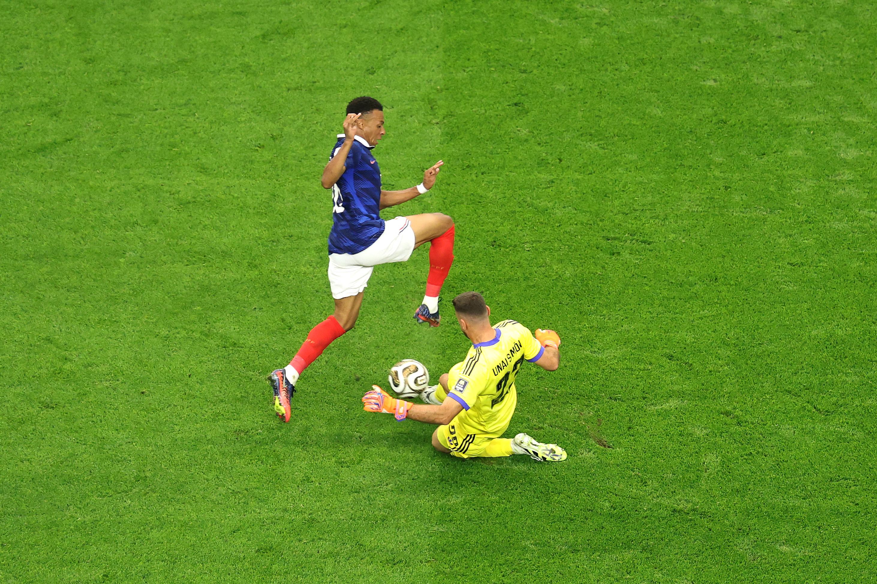 Unai Simón evita el empate de Francia