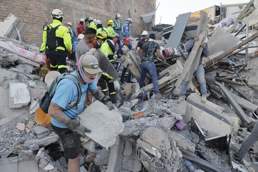 Terremoto en Colombia deja 169 muertos y 668 heridos: así buscan a sobrevivientes entre los escombros