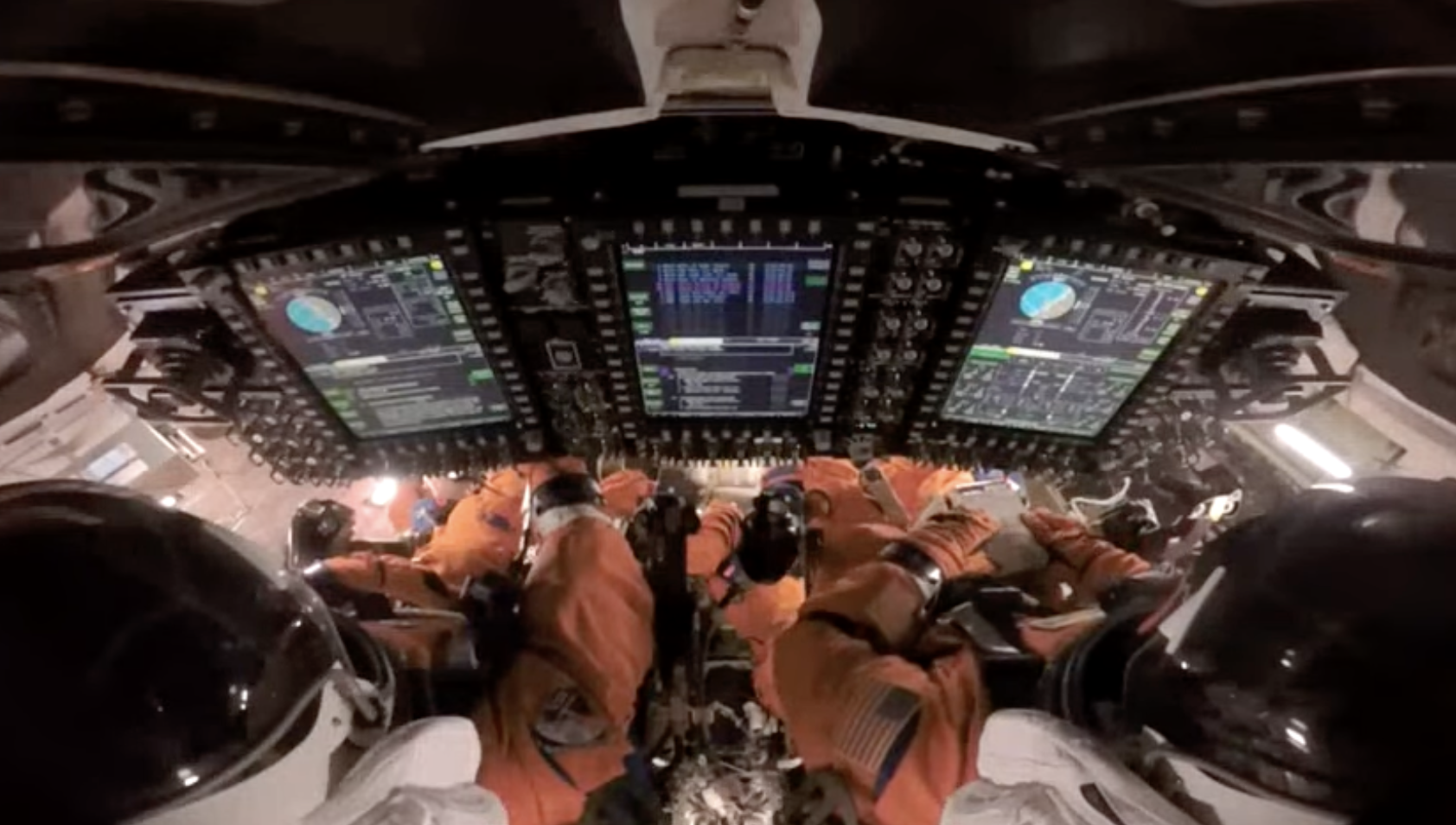 Astronautas ya están puestos sus trajes para el descenso 