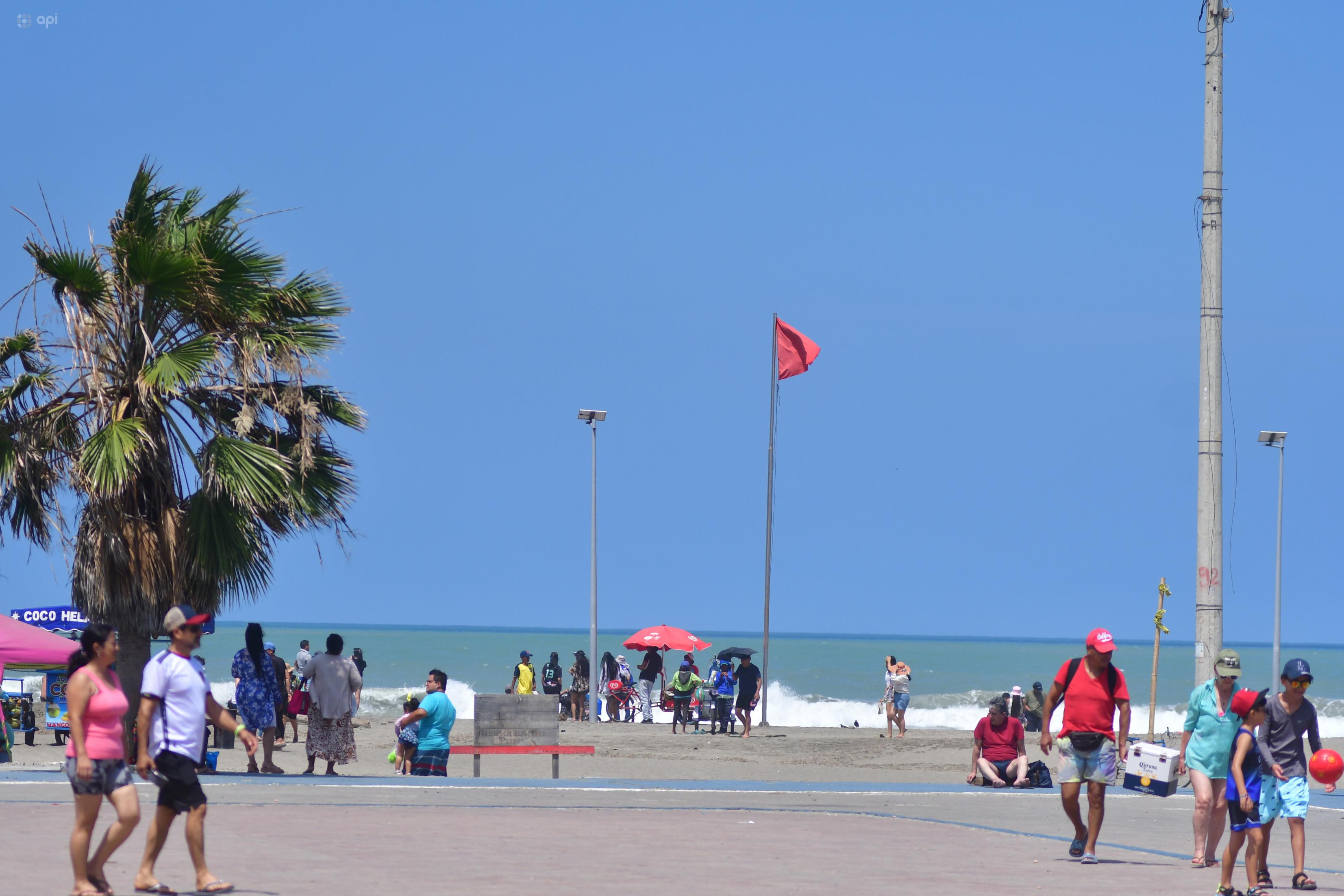 Inocar alerta por oleaje peligroso en 41 playas de Ecuador durante el feriado