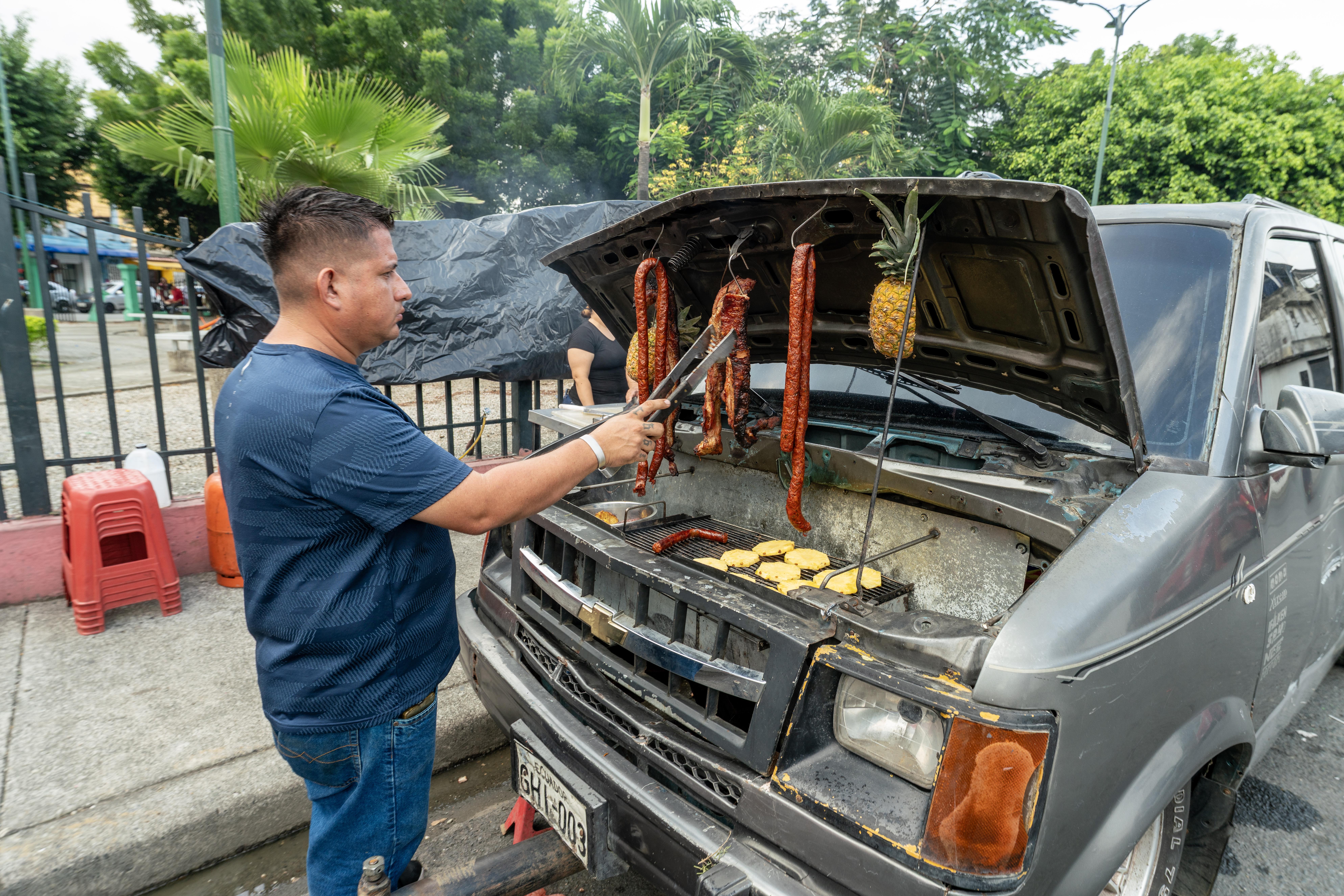 La historia de un emprendedor que convirtió su furgoneta en una parrilla móvil en Guayaquil
