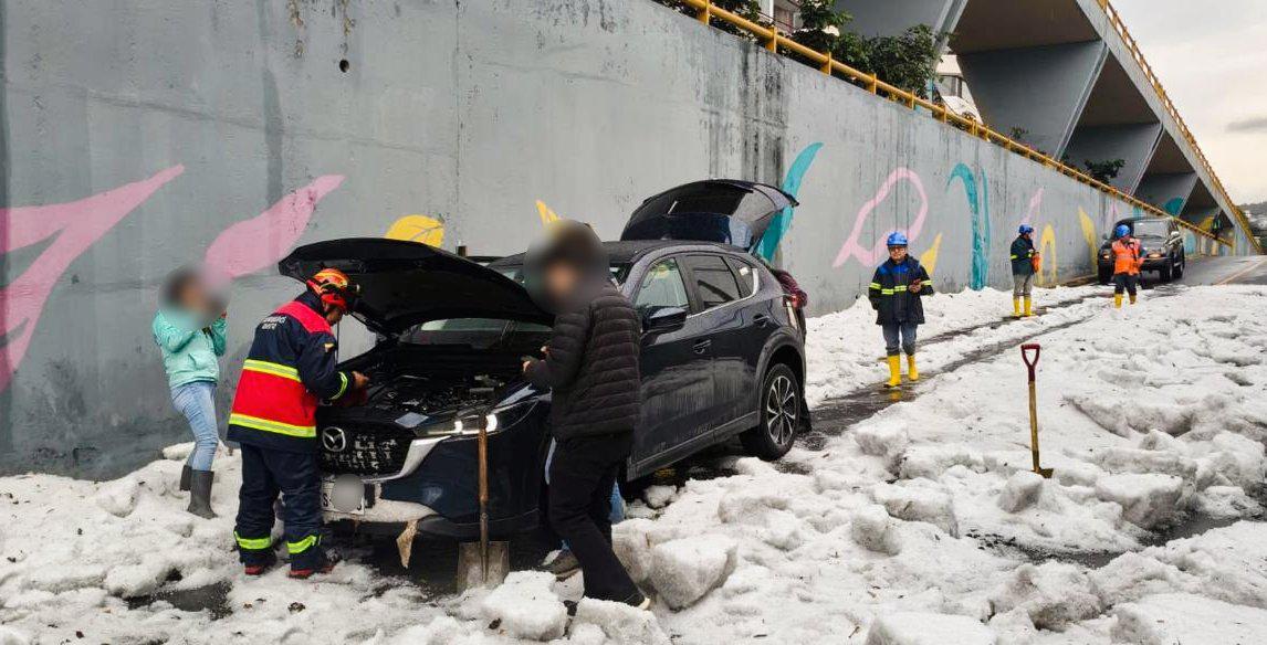 Granizada en Quito deja acumulaciones de hielo de hasta 35 centímetros y provoca emergencias