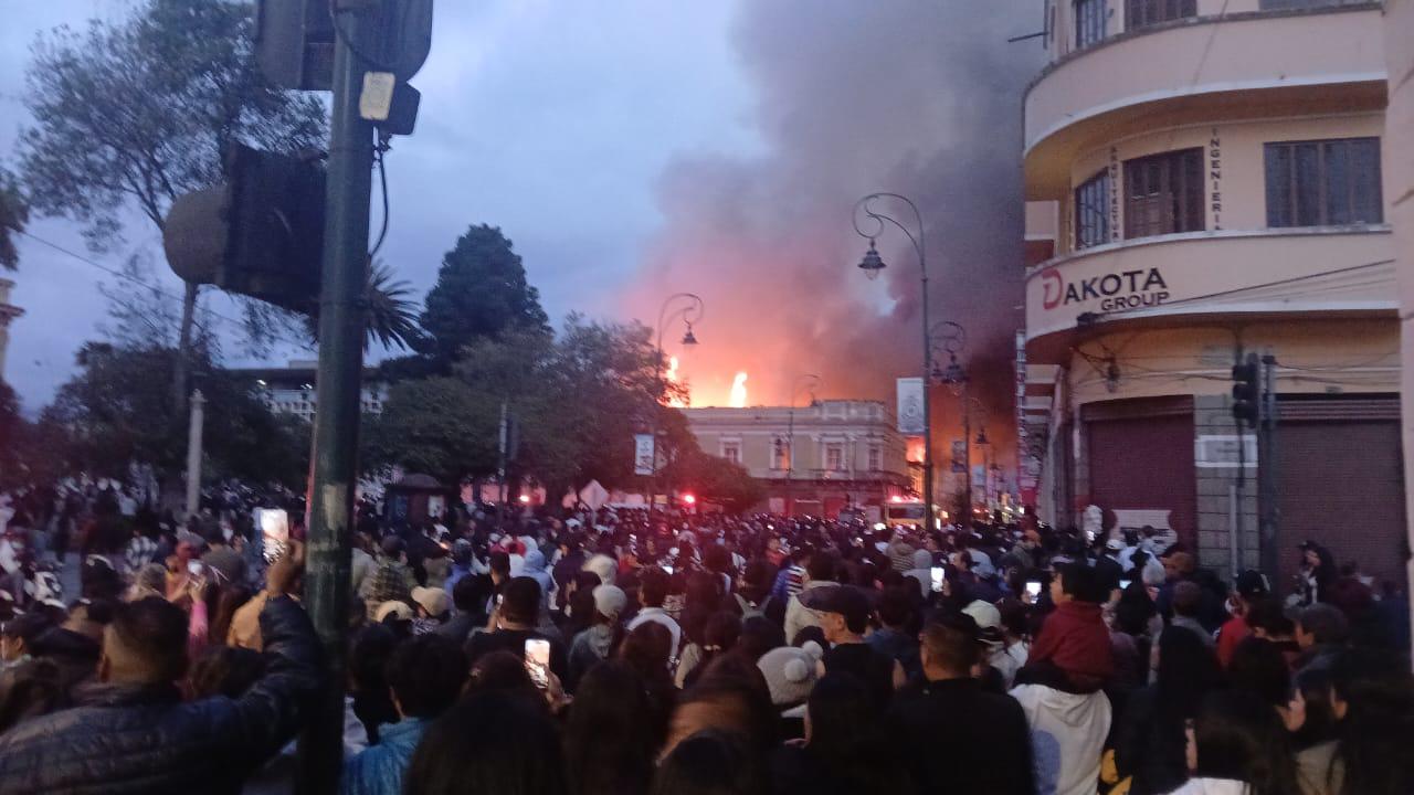 Reportan dantesco incendio en el centro de Riobamba: esto se conoce sobre el hecho