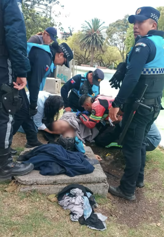 Así fue el rescate de un hombre que casi se ahoga en la laguna del parque La Carolina en Quito