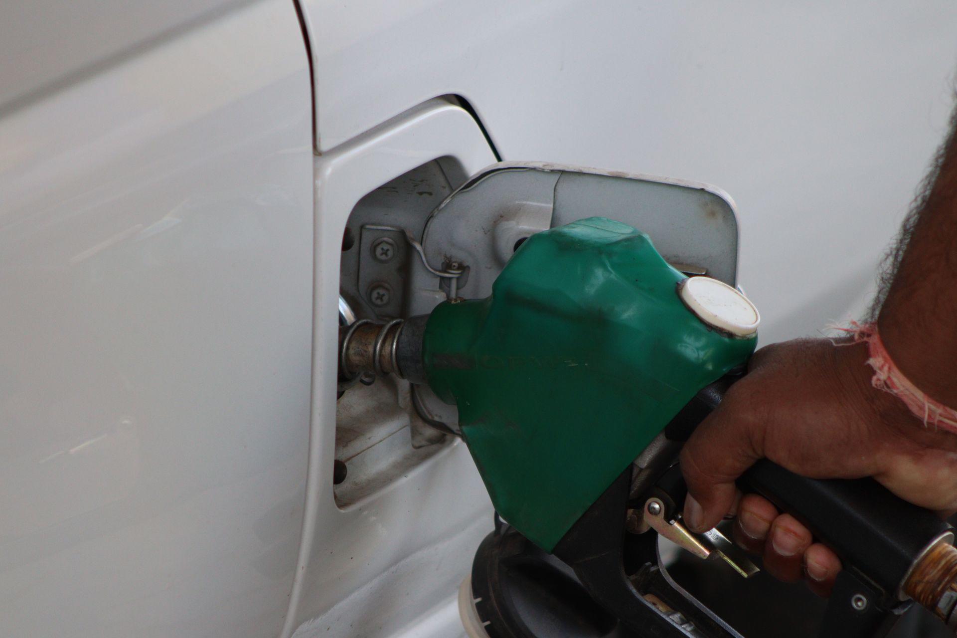 Gasolina Extra, Ecopaís y diésel bajarán de precio en Ecuador desde el 12 de septiembre, anuncia Noboa