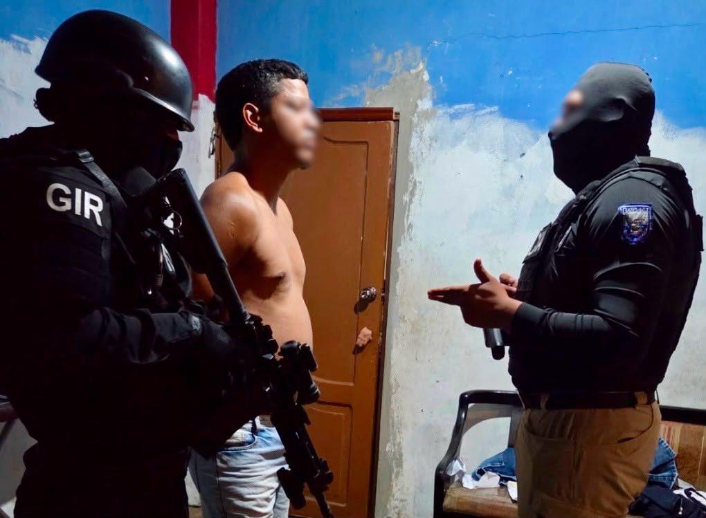 Detienen a policías en Guayaquil por presunto robo de vehículos retenidos y manipulación de evidencias