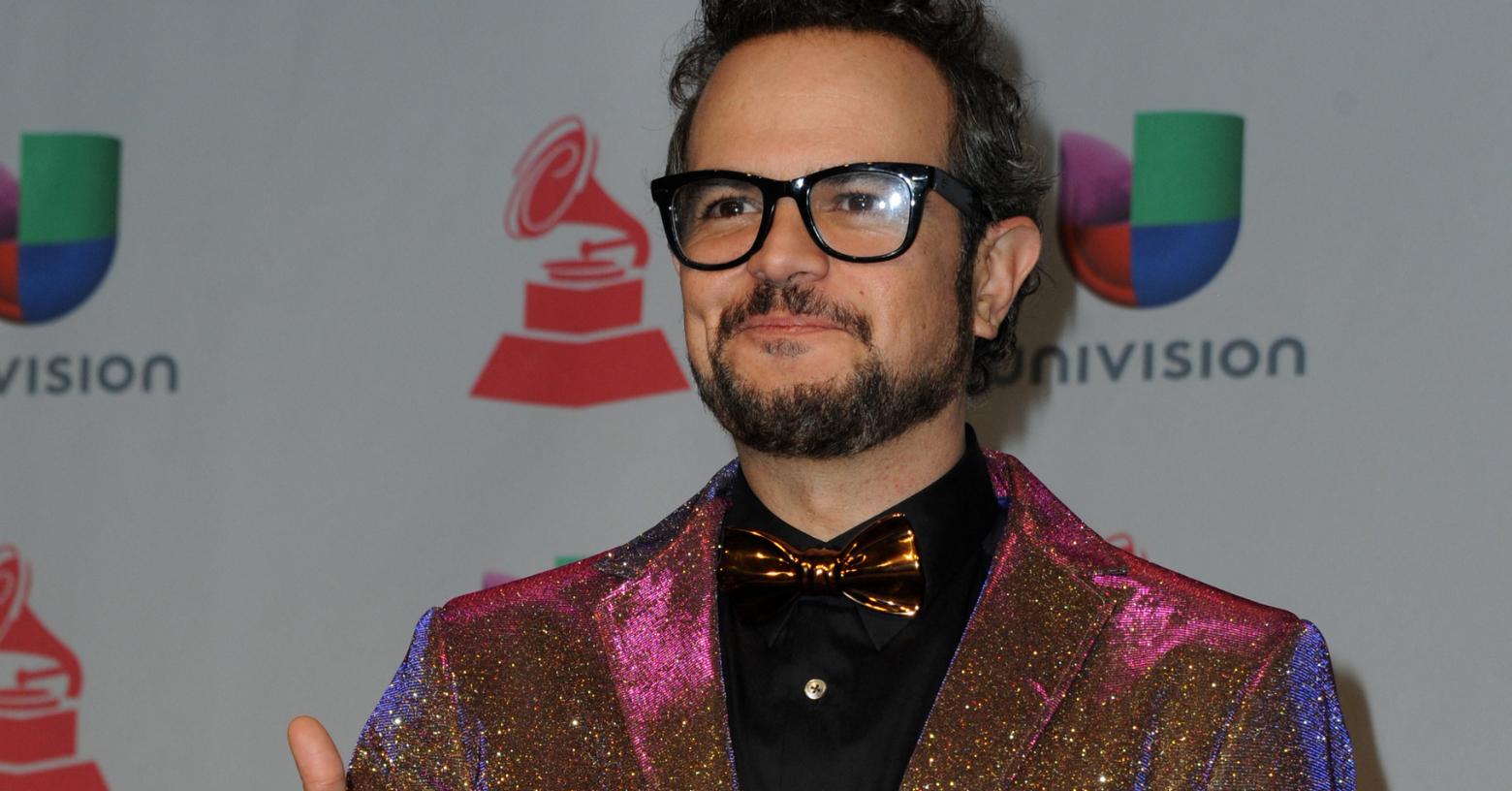 Aleks Syntek reaparece en redes con una imagen sin cabello y genera controversia sobre su comportamiento