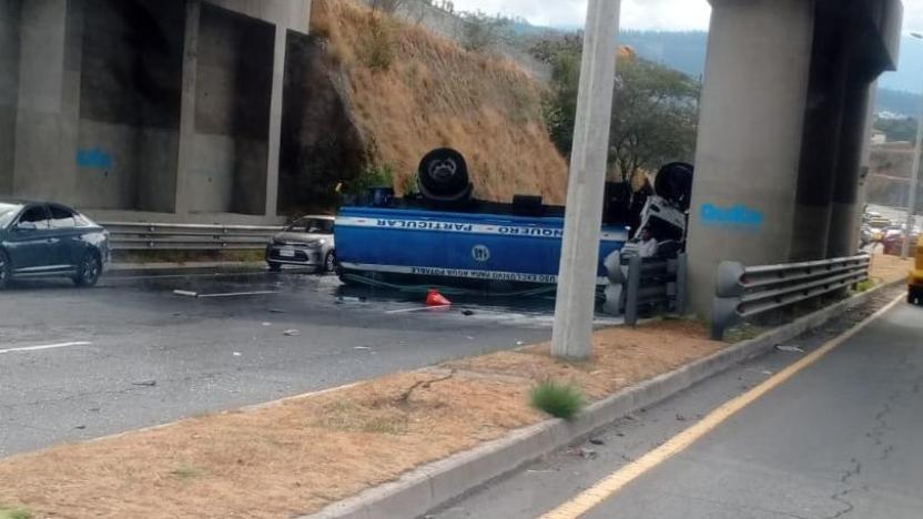 Quito: Volcamiento de tanquero provoca cierre parcial en la Ruta Viva