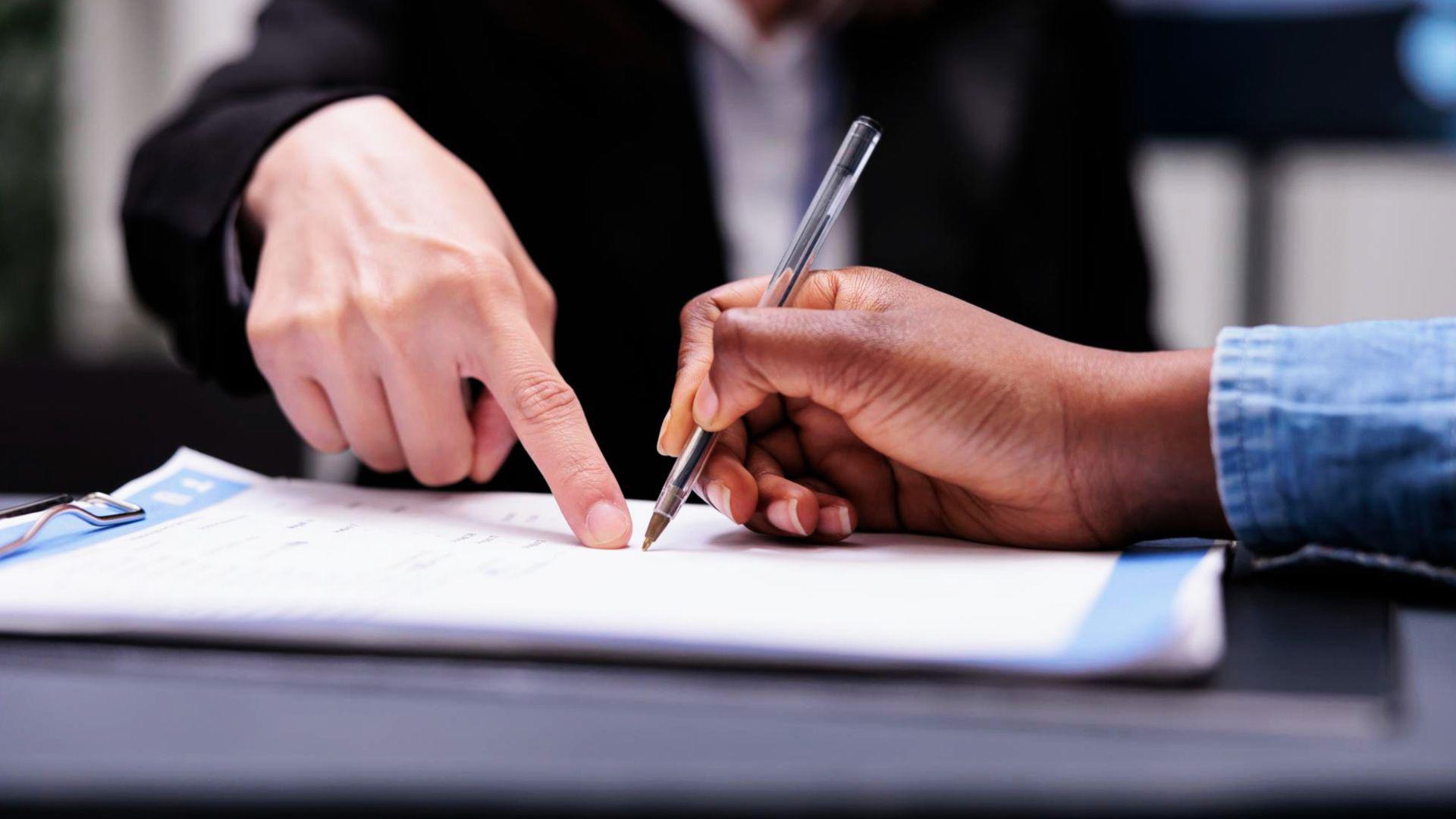 ¿Está pensando en ser garante? Esto debe revisar antes de firmar un contrato en Ecuador