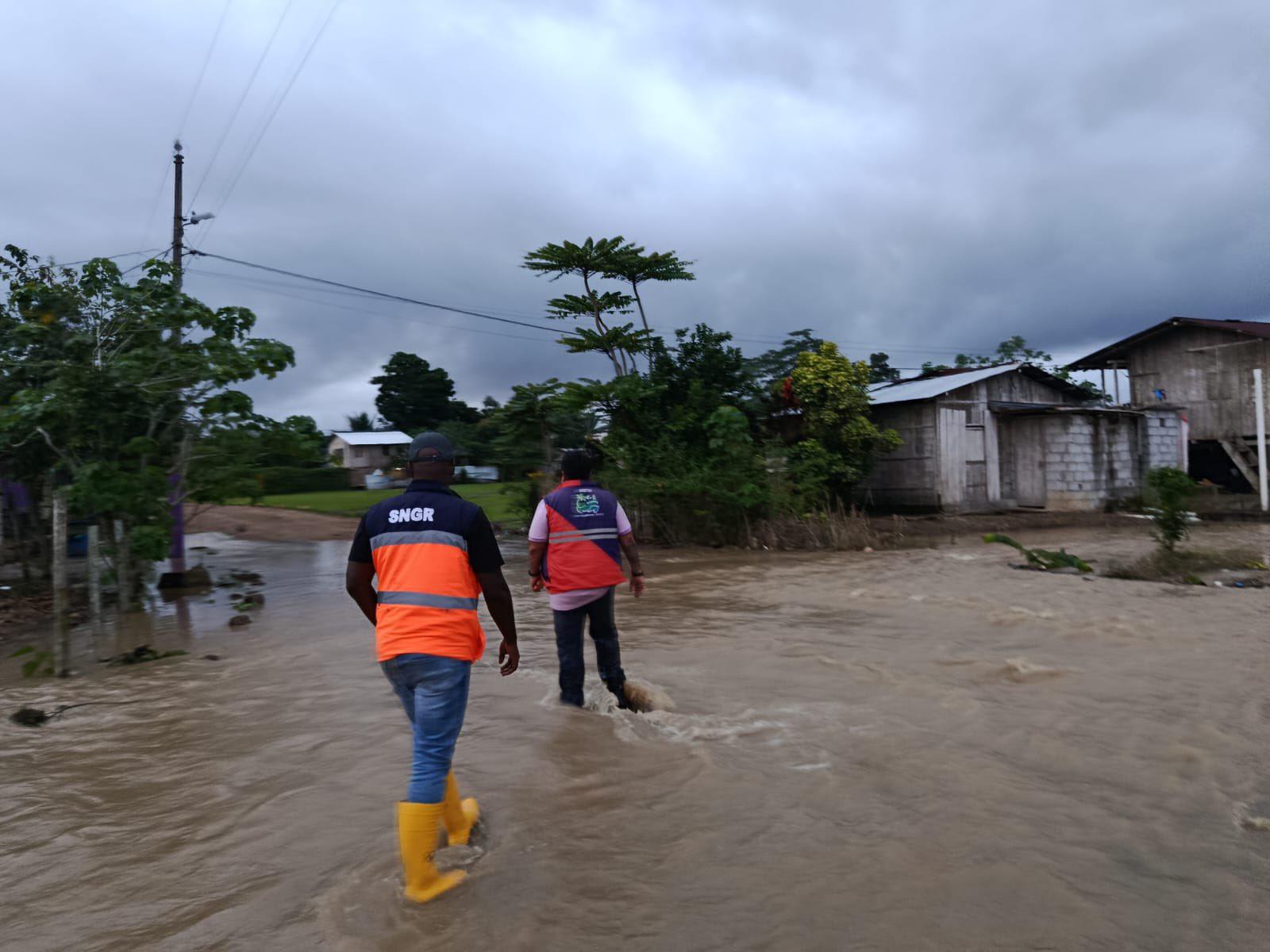 Intensas lluvias causan inundaciones en Guayaquil y desbordan un río en Muisne, Esmeraldas