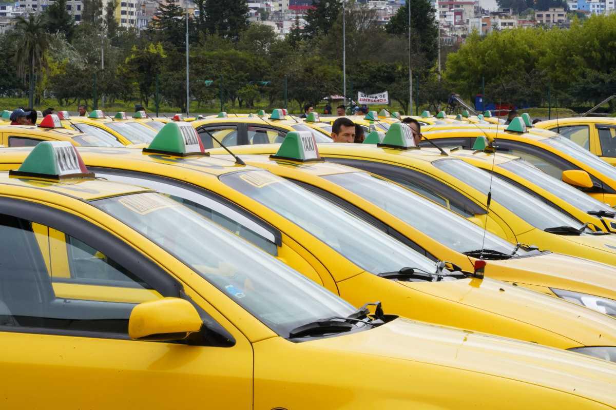 Taxistas de Pichincha firman una alianza con Uber para impulsar Uber Taxi en Quito