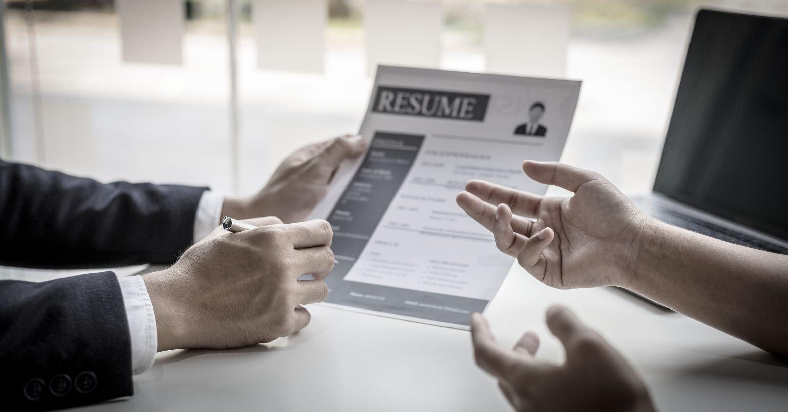 Empresas ofrecen más de 50 vacantes en Ecuador: se busca técnicos, cocineros y líderes de locales