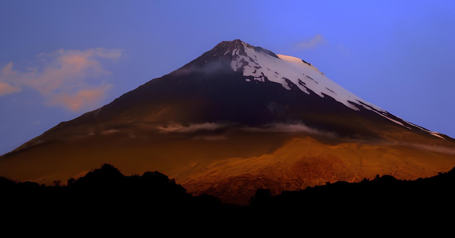 Volcán Sangay emite columna de ceniza de 2,5 kilómetros y se desplaza hacia el suroeste