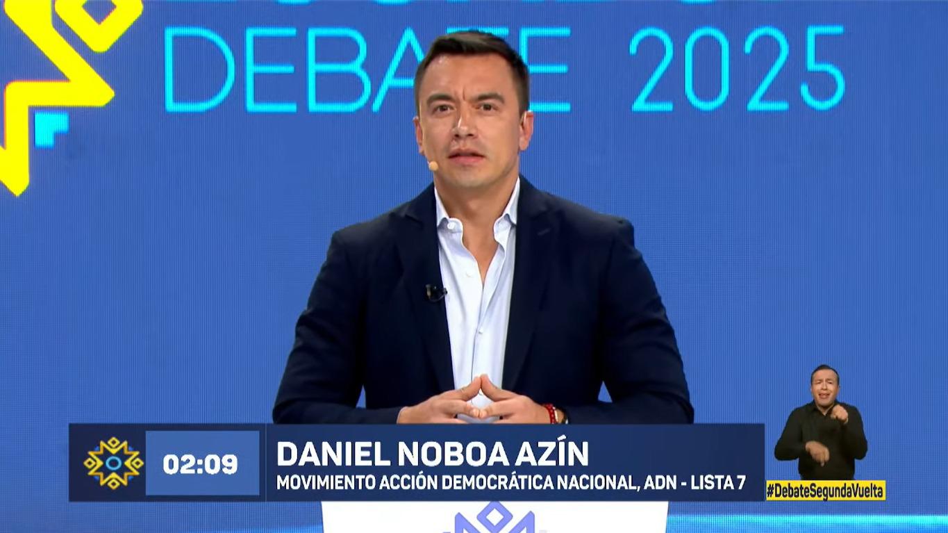 Noboa promete desayuno escolar “ para todos” y trae a colación 100 mil becas