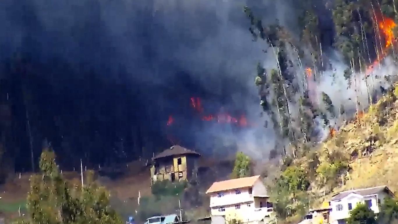 Incendio forestal vuelve a afectar al cerro Abuga, en Azogues, semanas después de una emergencia similar