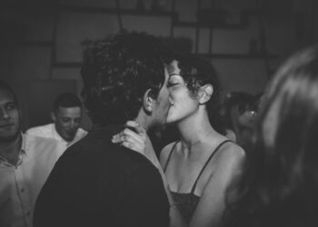 Científicos descubren un beneficio inesperado del beso