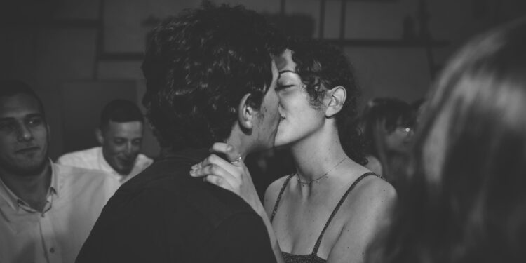 Científicos descubren un beneficio inesperado del beso