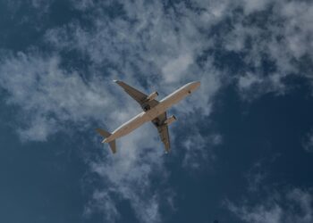 El avión que “viajó en el tiempo”: partió de Japón el sábado y llegó a California “el viernes”