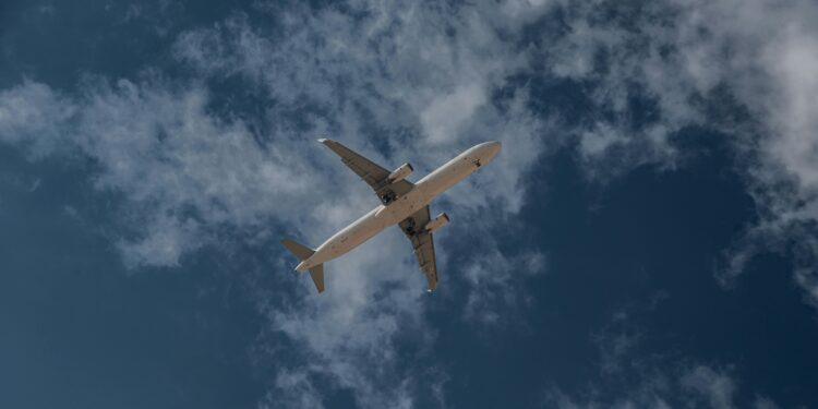 El avión que “viajó en el tiempo”: partió de Japón el sábado y llegó a California “el viernes”