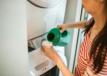 Dile adiós al suavizante de telas caro: ahora se prefiere esta mezcla casera más económica y eficaz para dejar la ropa suave