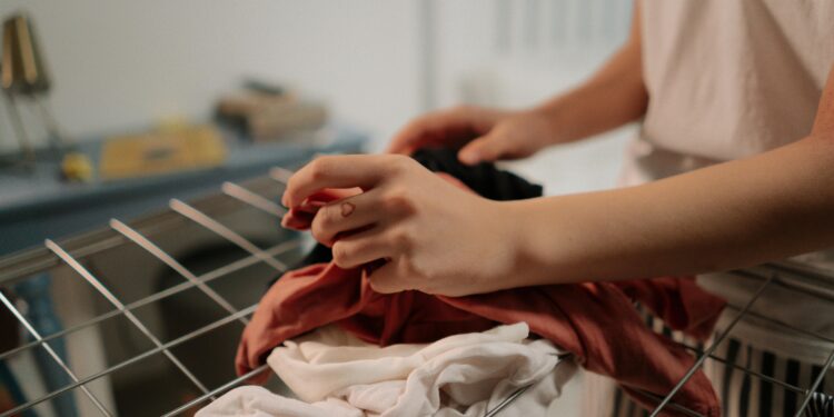 Según la psicología, este simple hábito con la ropa puede revelar mucho sobre nuestra mente
