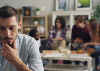 La psicología revela 7 señales de que alguien solo finge ser tu amigo