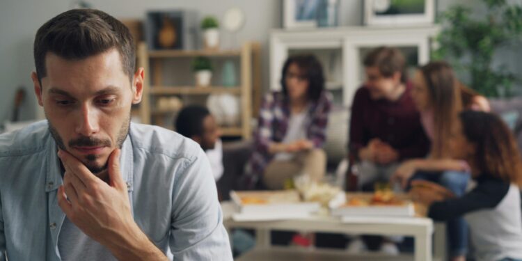 La psicología revela 7 señales de que alguien solo finge ser tu amigo