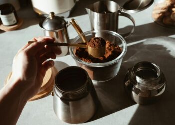 Por esta razón deberías mezclar el café usado con bicarbonato en tu cocina