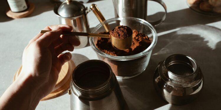 Por esta razón deberías mezclar el café usado con bicarbonato en tu cocina