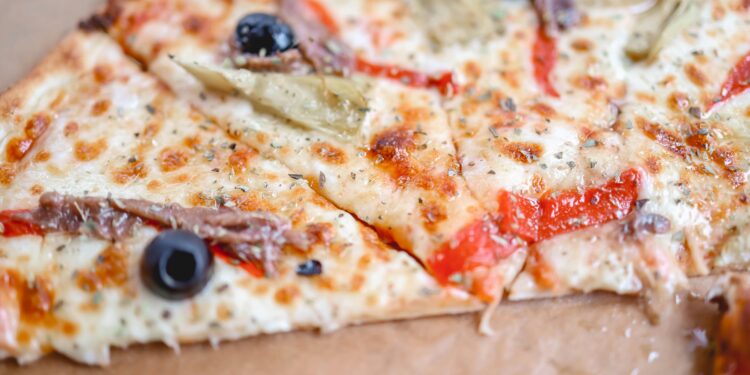 Este truco con pizza sobrante da como resultado una ensalada sorprendentemente buena