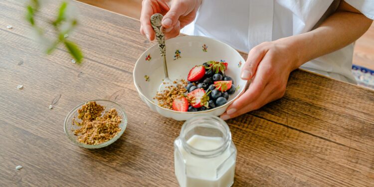 Según la ciencia, ¿cuál es la mejor fuente natural de proteínas para cuidar la salud intestinal y proteger los huesos en la vejez?