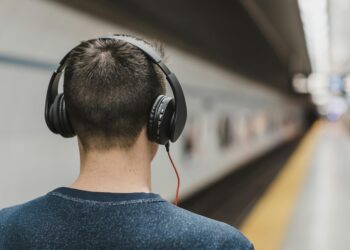 ¿Qué significa escuchar la misma canción mil veces, según la psicología?