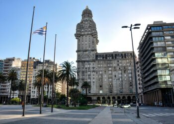 Ley ya está en vigor en el país y se aprueba salario mínimo de US$ 648 al mes