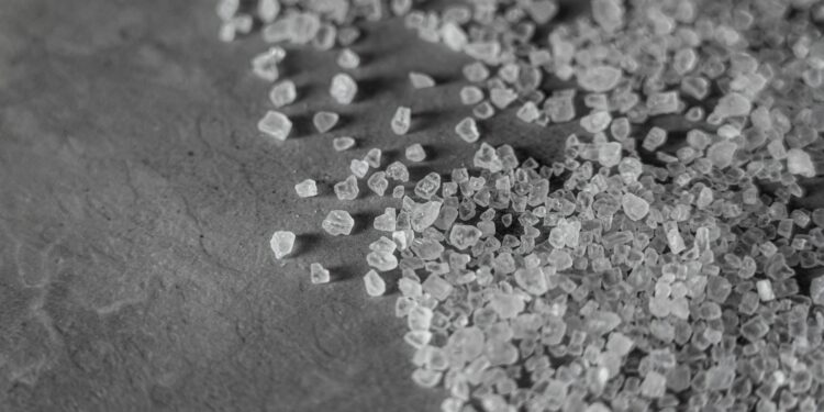 Cómo usar agua y sal gruesa para proteger tu hogar