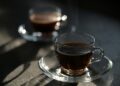 Mezclar café con canela: ¿para qué sirve y por qué se recomienda hacerlo por la mañana?