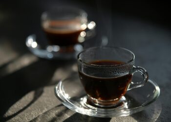 Mezclar café con canela: ¿para qué sirve y por qué se recomienda hacerlo por la mañana?
