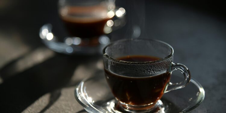 Mezclar café con canela: ¿para qué sirve y por qué se recomienda hacerlo por la mañana?