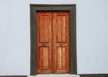 Los japoneses explican los beneficios de limpiar la puerta principal con agua, vinagre y sal