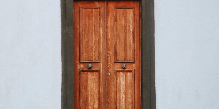 Los japoneses explican los beneficios de limpiar la puerta principal con agua, vinagre y sal