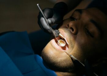 Especialistas revelan los cuidados que debes tener con tu salud bucal para evitar ataques cardíacos