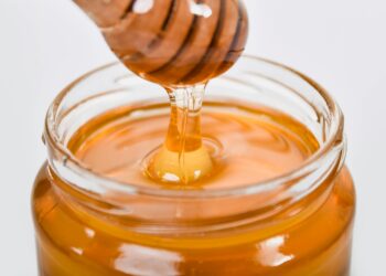 ¿Cuáles son los beneficios de aplicar miel y canela al cabello con puntas abiertas, y cómo se hace correctamente?