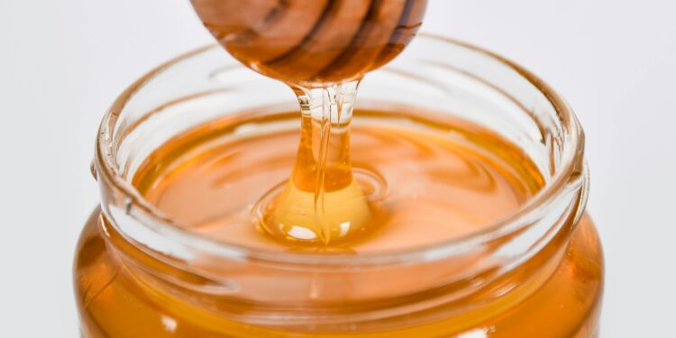 ¿Cuáles son los beneficios de aplicar miel y canela al cabello con puntas abiertas, y cómo se hace correctamente?