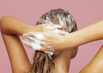 Añade dos gotas a tu champú y dejarás de preocuparte por la caída del cabello
