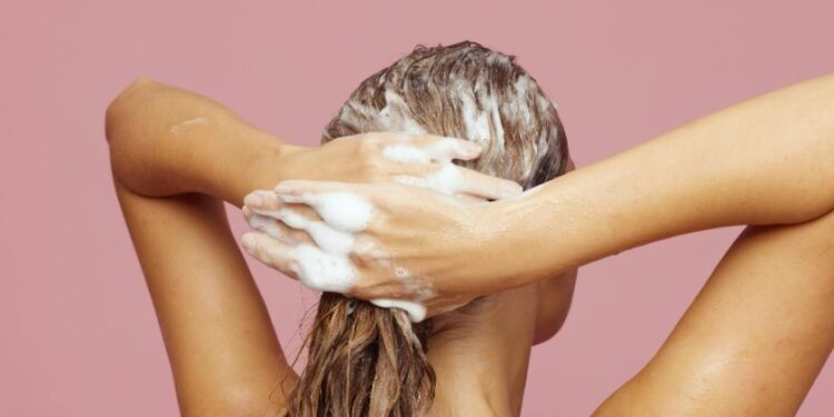 Añade dos gotas a tu champú y dejarás de preocuparte por la caída del cabello