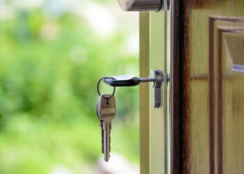 Mientras familias de bajos ingresos en Ecuador pueden comprar vivienda por apenas USD 18.475, el valor real del inmueble es mucho mayor