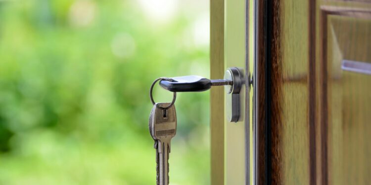 Mientras familias de bajos ingresos en Ecuador pueden comprar vivienda por apenas USD 18.475, el valor real del inmueble es mucho mayor