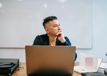 Contrariamente a la creencia popular, tomarse cinco minutos para reflexionar antes de comenzar una tarea difícil puede ser algo positivo