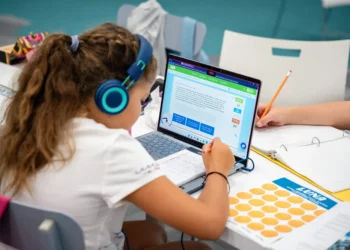 A punto de volver a clases, la primera escuela sin profesores ya funciona en el país únicamente con Inteligencia Artificial
