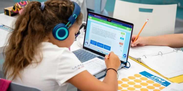 A punto de volver a clases, la primera escuela sin profesores ya funciona en el país únicamente con Inteligencia Artificial